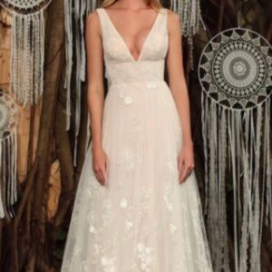 Wedding dress, never worn, not altered true size 6